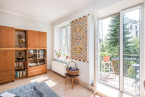 Updated 2BDR w-Balcony, Vintage APT in Upscale Neighborhood, by Cohost